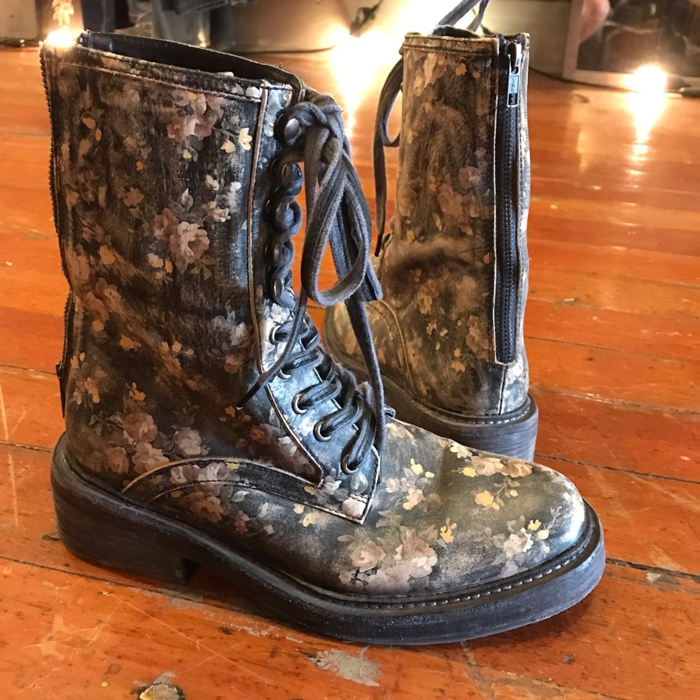 Free People Santa Fe Black Floral Bootie Combat boot Lace Up style🖤🌸